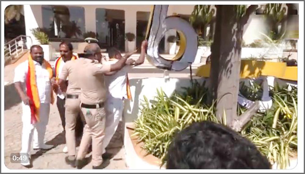 Kannada Raksha Vedhike holds a protest