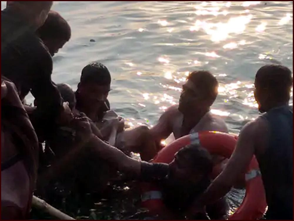 boat-overturned-in-vadodara